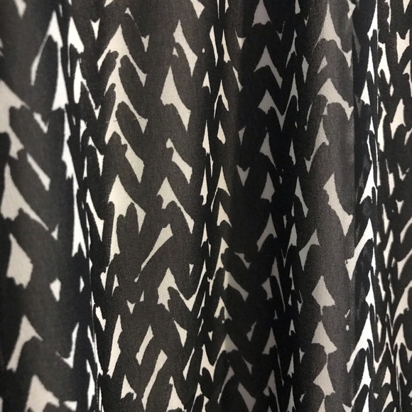 EXPRESS Black and White Pattern Racerback Top - Picture 2 of 8